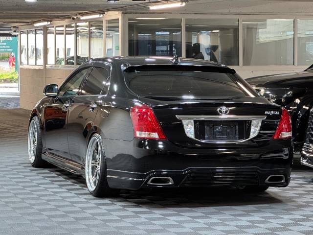 2009 Toyota Crown Majesta 4.6 V8 G Type WALD Body Kit 4Dr