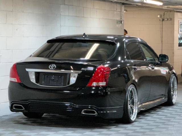 2009 Toyota Crown Majesta 4.6 V8 G Type WALD Body Kit 4Dr